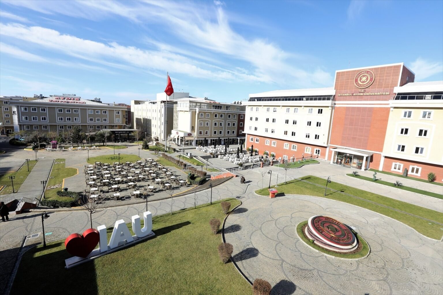 ساحة جامعة إسطنبول أيدن والمباني الأكاديمية في يوم مشمس